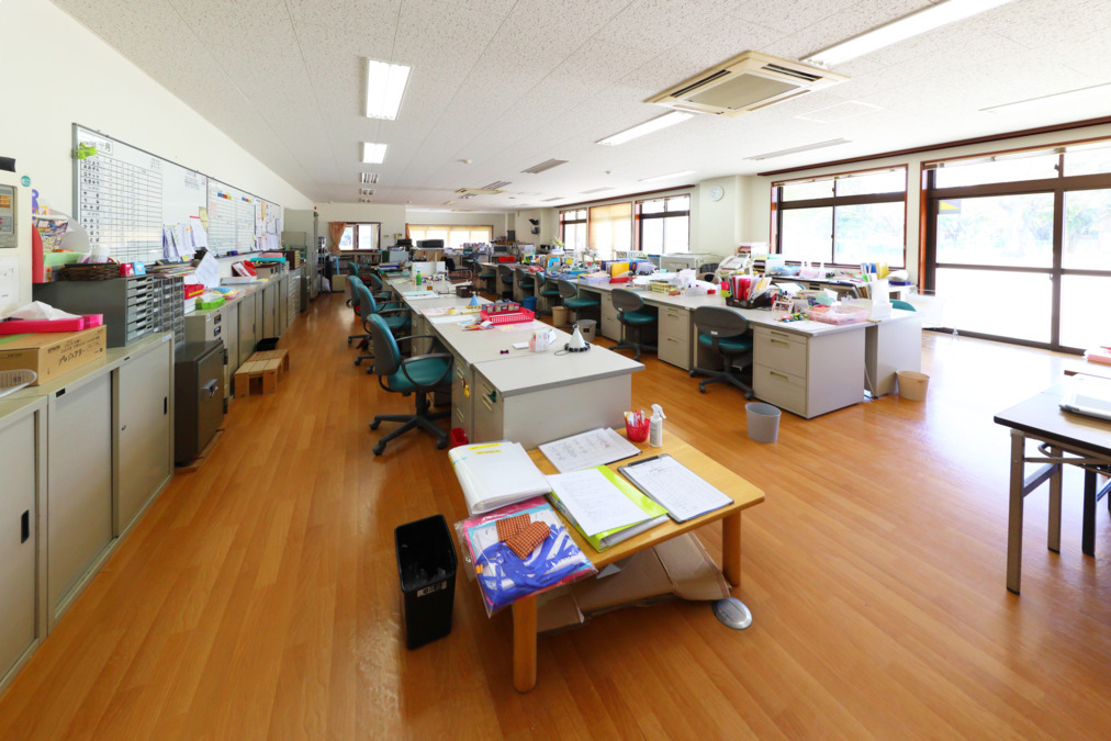 はなの木幼稚園（幼稚園教諭の求人）の写真10枚目：広々とした職員室です。