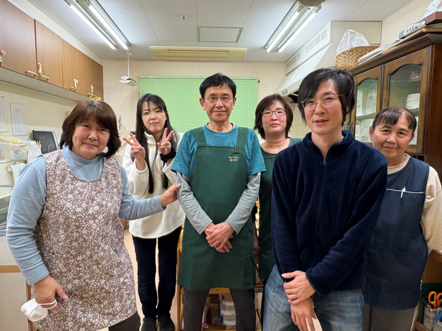グループホームぬくもり（介護職/ヘルパーの求人）の写真3枚目：職員和気あいあいとした雰囲気で仕事をしています。