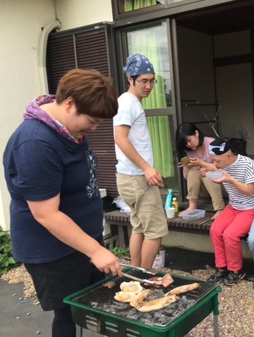 miyacoの写真1枚目：庭が広いから隣のグループホームと一緒にバーベキューです。