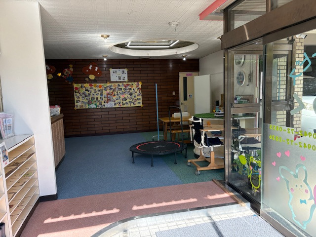 児童デイサービスわくわく（児童指導員/指導員の求人）の写真2枚目：ロビー・面談コーナー
