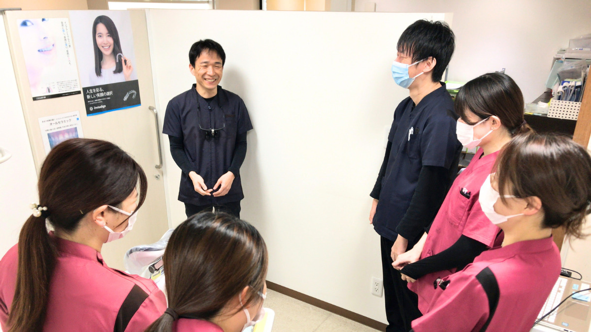 西川歯科医院（歯科衛生士の求人）の写真2枚目：談笑を交えながらミーティングも行います。