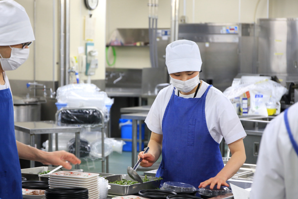 一般財団法人 和同会　東京科学大学病院内の厨房（管理栄養士/栄養士の求人）の写真2枚目：一人ひとりの大切な食事を作る緊張感をもって仕事に取り組んでいます。