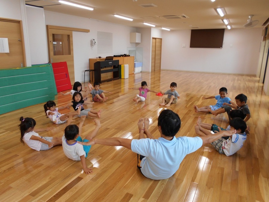 社会福祉法人こころ福祉会　かしわのはこころ保育園（保育士の求人）の写真3枚目：体操教室を通して子どもたちの健康な体づくりをしています♪