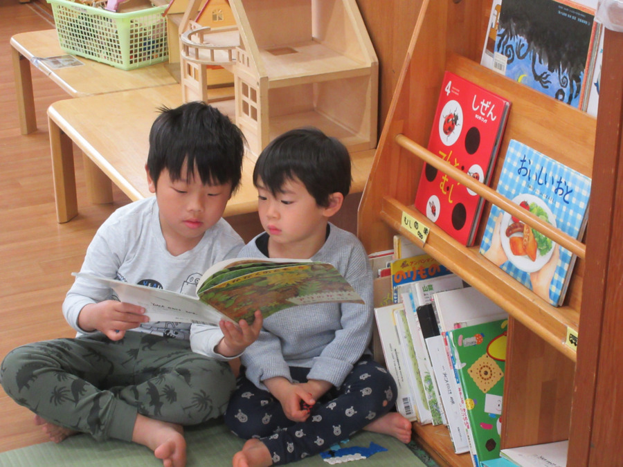YMCAかわさき保育園の写真6枚目：異年齢保育を実践しております。