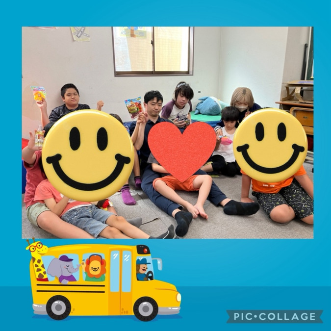 放課後等デイサービス ウィズ神戸（児童指導員/指導員の求人）の写真13枚目：景品を貰える行事は大人気。みんな、リラックスしてパシャリ。アットホームな１コマ。