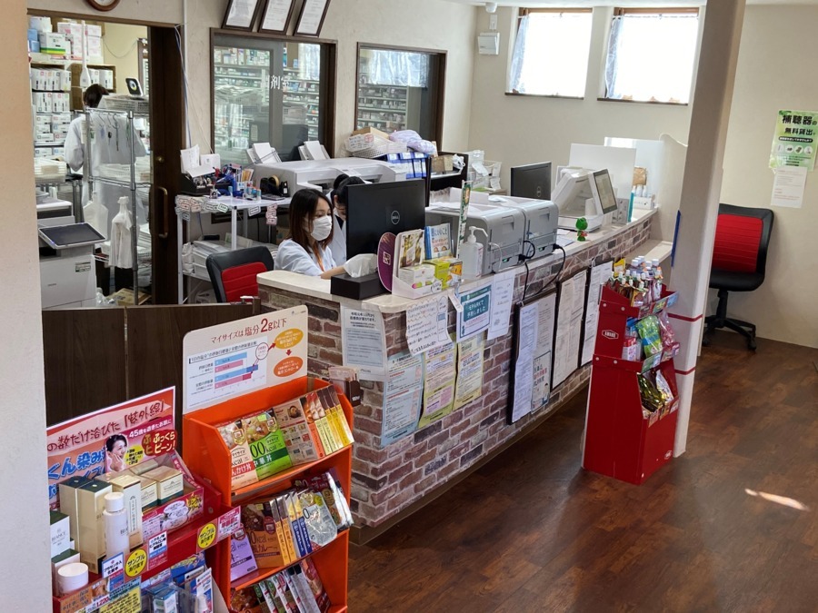 徳永薬局 国領店（調剤事務の求人）の写真2枚目：国領店の店内です。温かい雰囲気でお客様をお迎えします。