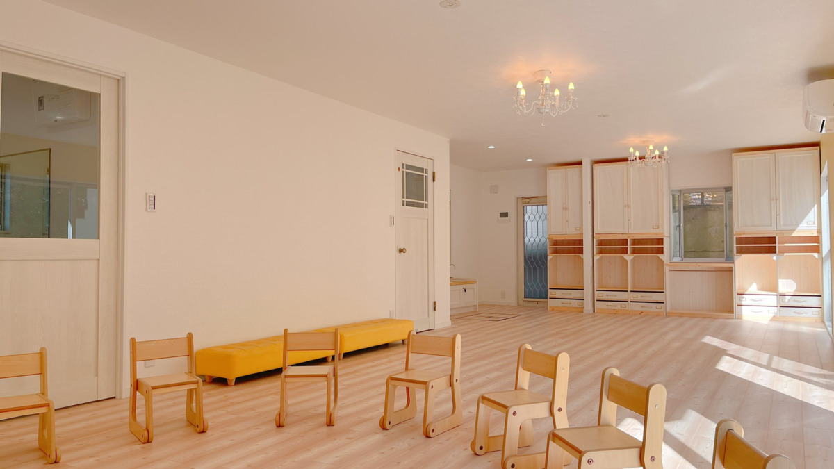 もうひとつのおうち八雲（保育士の求人）の写真7枚目：広々とした指導訓練室はトイレや手洗いへの動線もしっかり考えられた配置です。