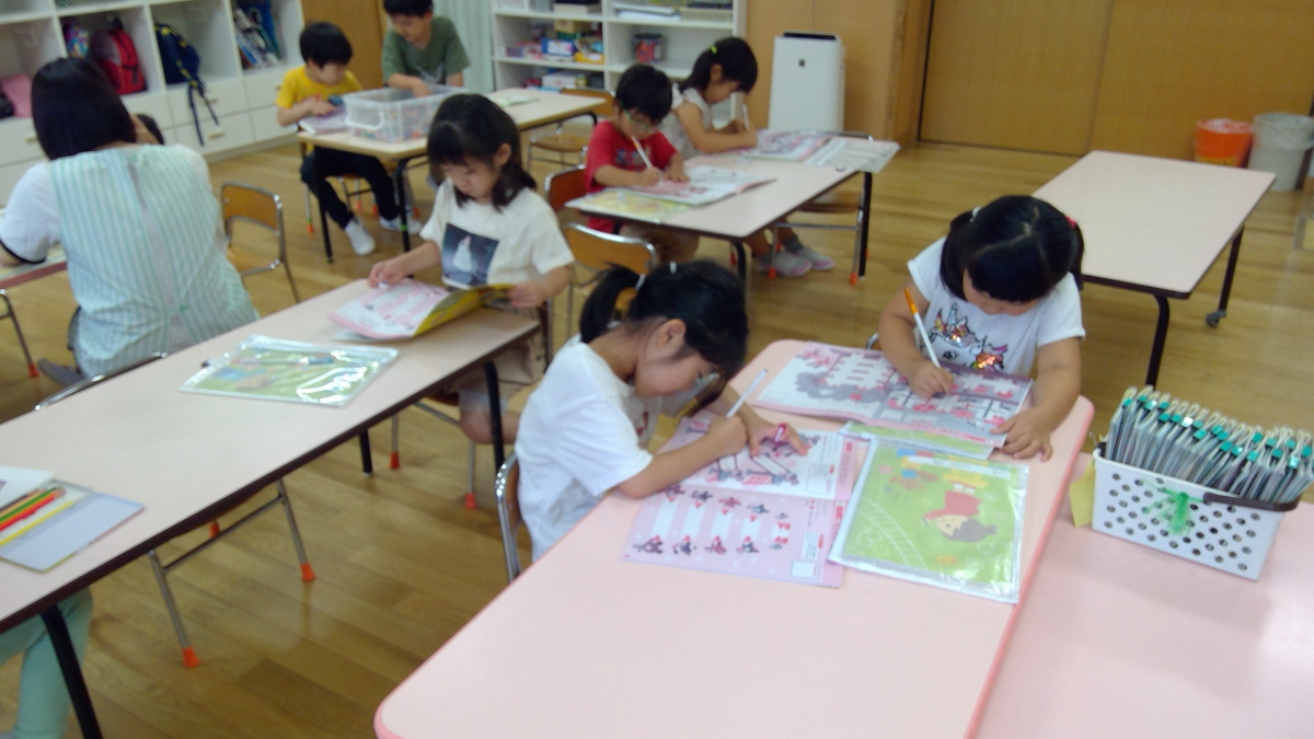 簡野学園ふぞく六郷保育園（旧：蒲田保育専門学校ふぞく六郷保育園）（保育士の求人）の写真20枚目：今年度よりワークを開始しまいた。みんな好きなタイミングで取り組んでいます♪