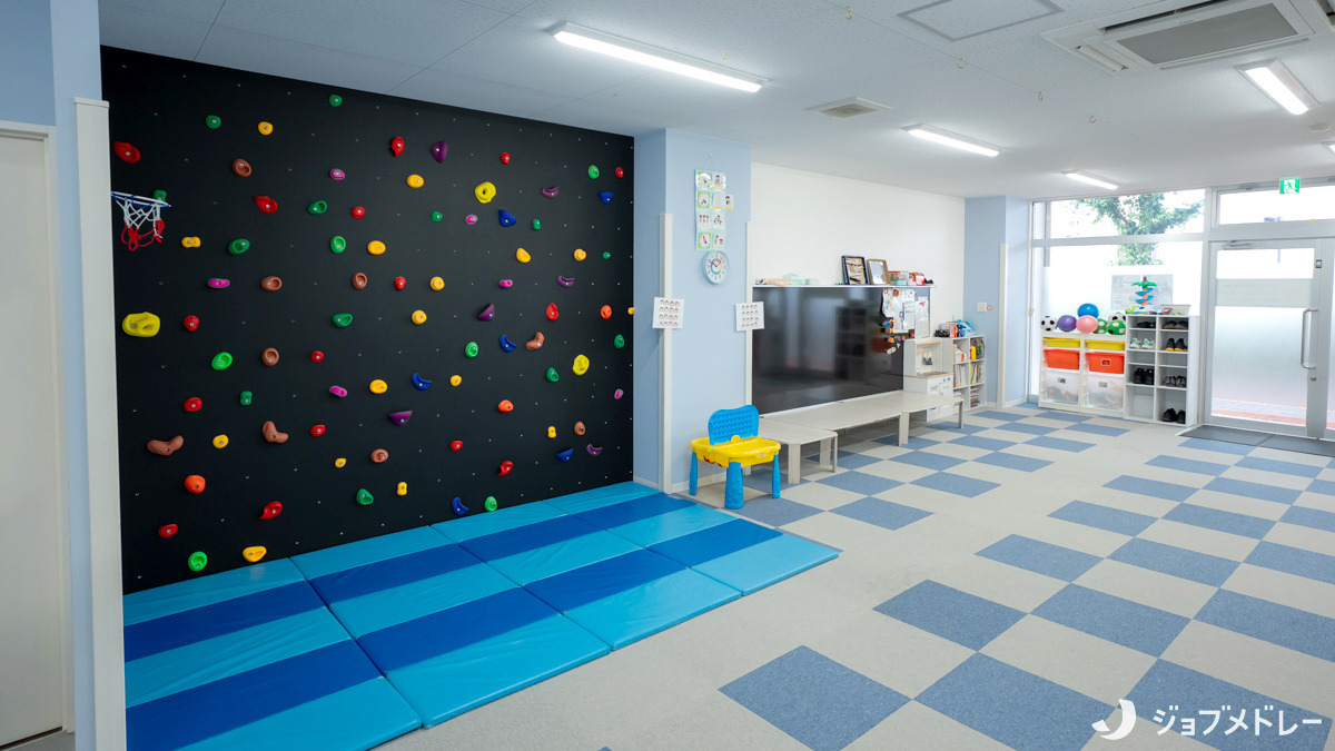 放課後等デイサービス ウィズ・ユー黒川（保育士の求人）の写真9枚目：壁面ではボルダリングが可能です