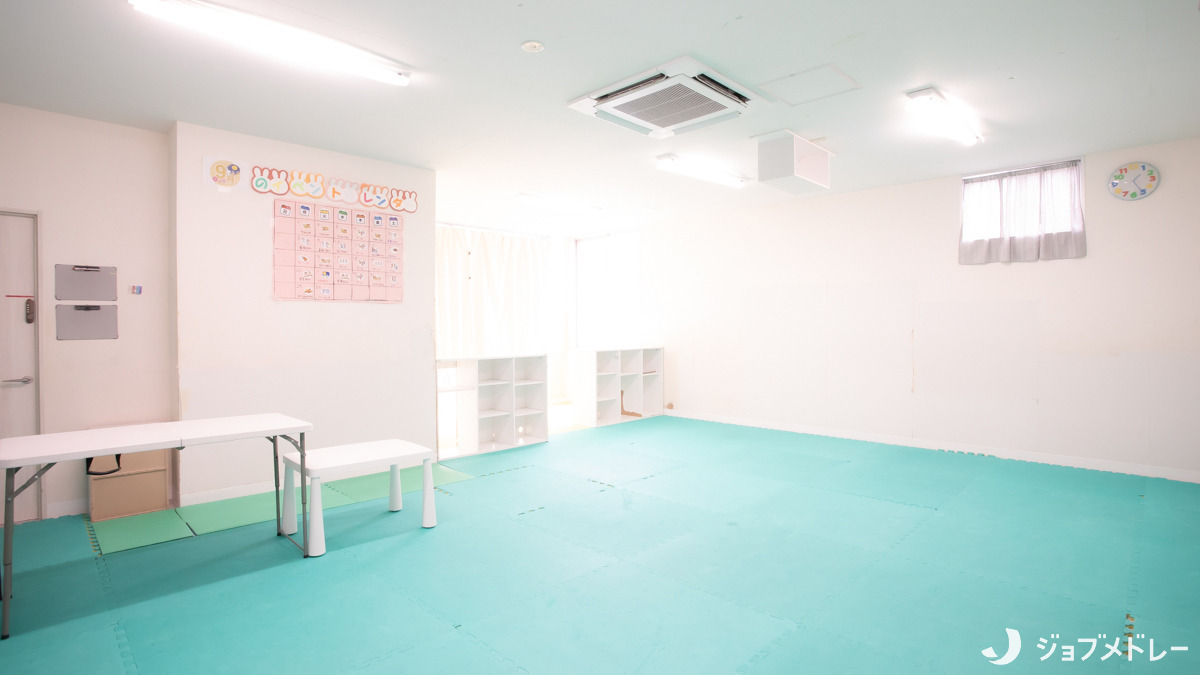 ライズ児童デイサービスししがや（保育士の求人）の写真6枚目：広々とした室内で、子どもたちが日々のびのびと過ごしています