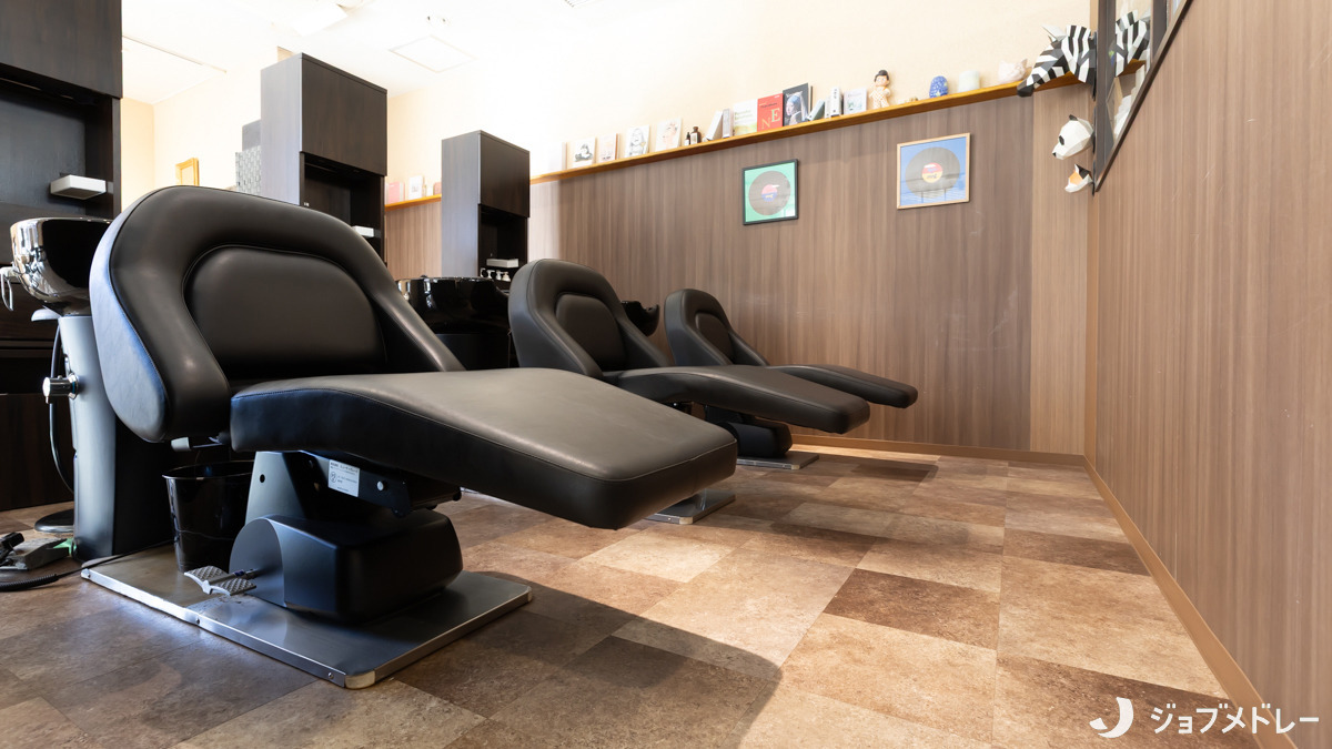 Libre jeunesse（美容師の求人）の写真7枚目：首への負担を軽減するフルフラットのシャンプー台です