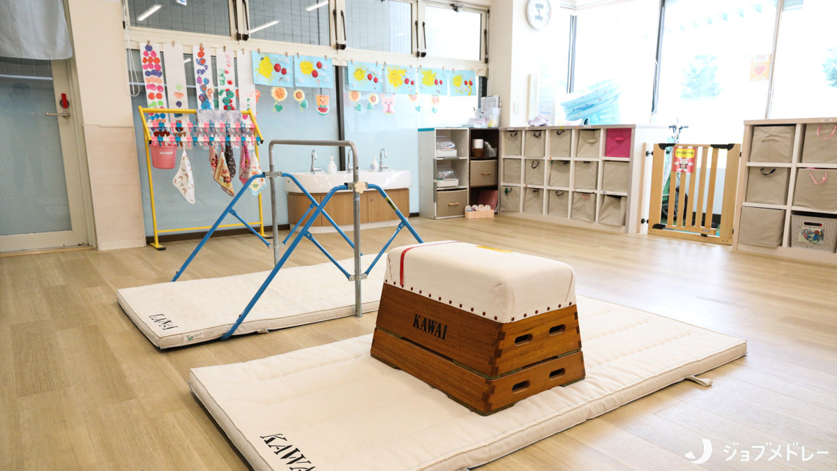 NPO法人みらいキッズ　きらら保育園空港通り園（保育士の求人）の写真9枚目：天候に左右されず、室内で体を動かせる設備を用意しています