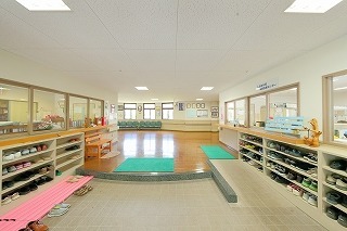 障がい者支援施設　しおなみ苑の写真5枚目：玄関ホール