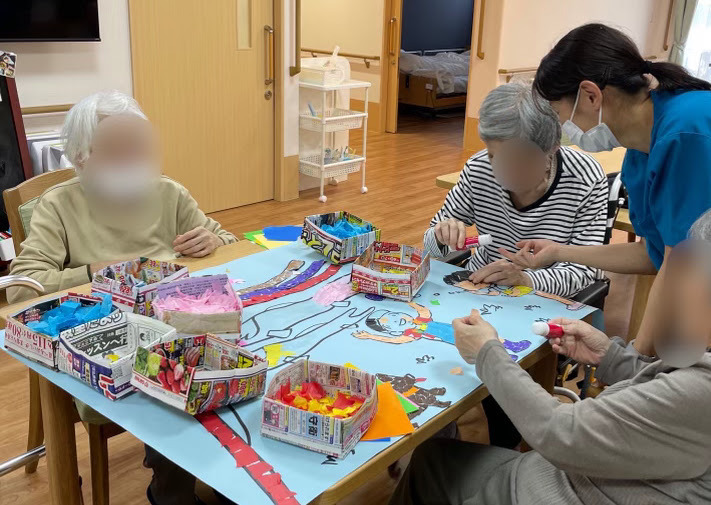 フレアス看護小規模多機能上溝の写真4枚目：創作レクの様子
