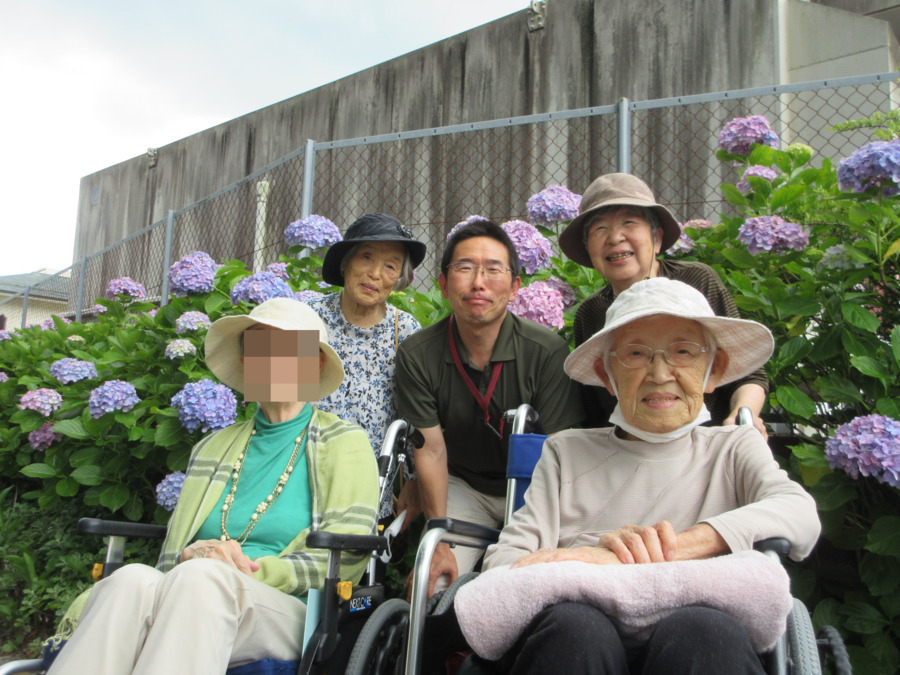 介護付き有料老人ホーム　サンライズ茂原（看護師/准看護師の求人）の写真3枚目：紫陽花見学の際のご様子です。