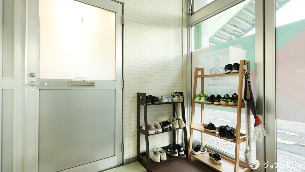 児童発達支援・放課後等デイサービス　グラン・シード東橋ルーム（保育士の求人）の写真4枚目：玄関です