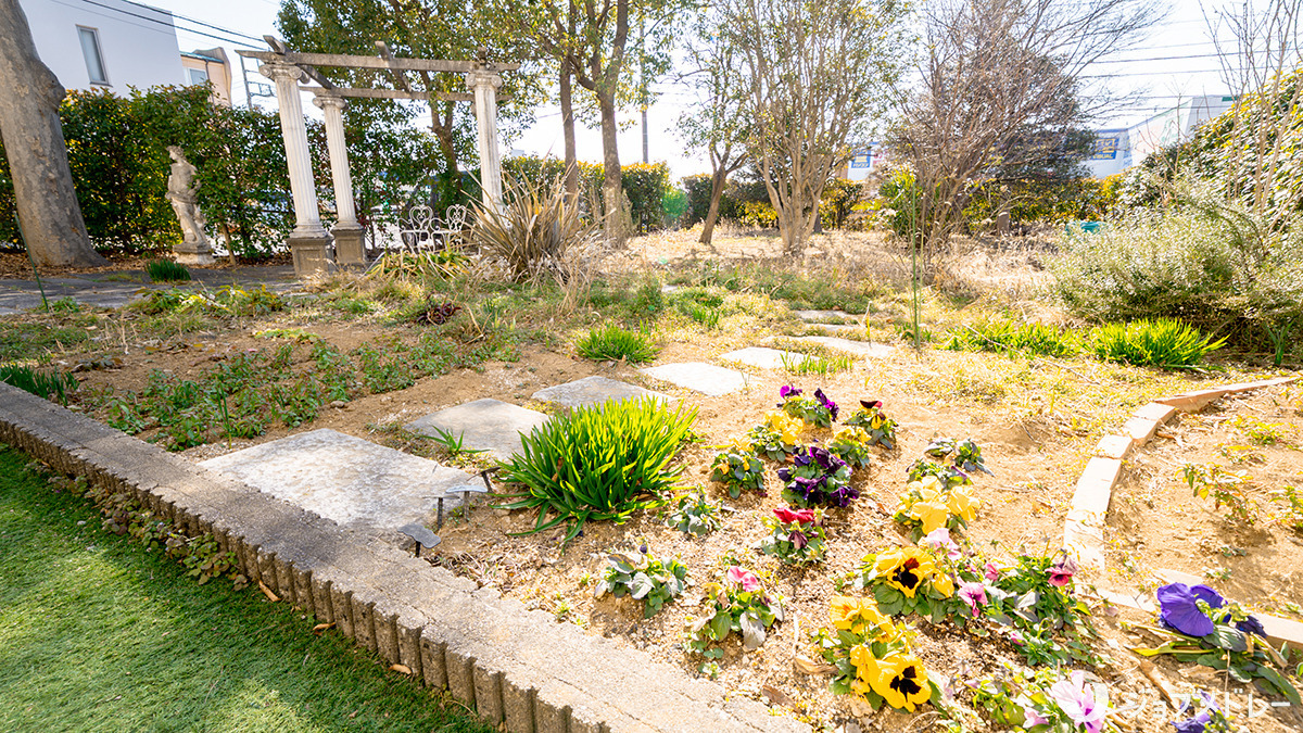 プライエボーリ湯澤(介護職/ヘルパーの求人)の写真11枚目:季節の花が植えられたお庭です◎