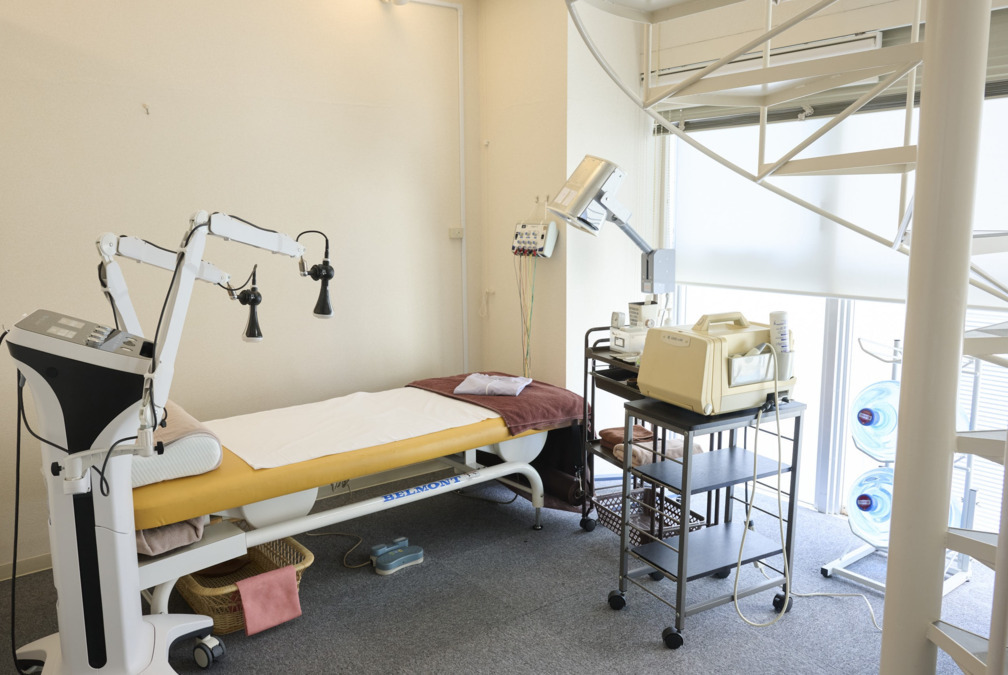 アキュラ鍼灸院(鍼灸師の求人)の写真3枚目:治療ベッド
レーザー治療器
超音波診断装置
