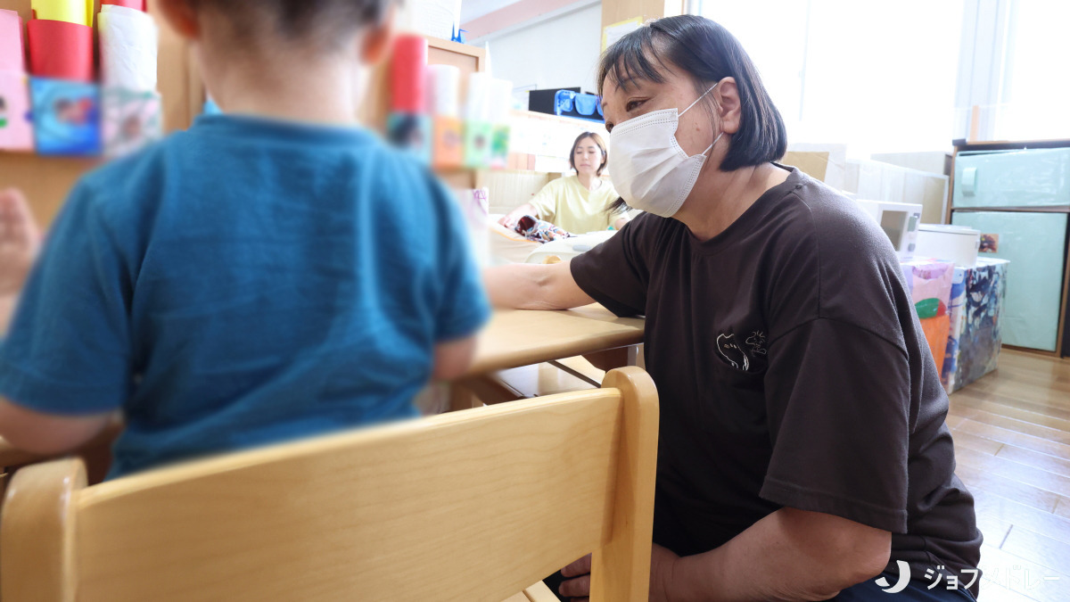 ヤクルトひよっこ保育園池田（保育士の求人）の写真8枚目：子どもの気持ちに寄り添って、ゆったりと関わっています