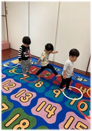 ほっぺるランド西八王子（保育士の求人）の写真6枚目：室内遊び
輪っかを飛んでケンケンパ
