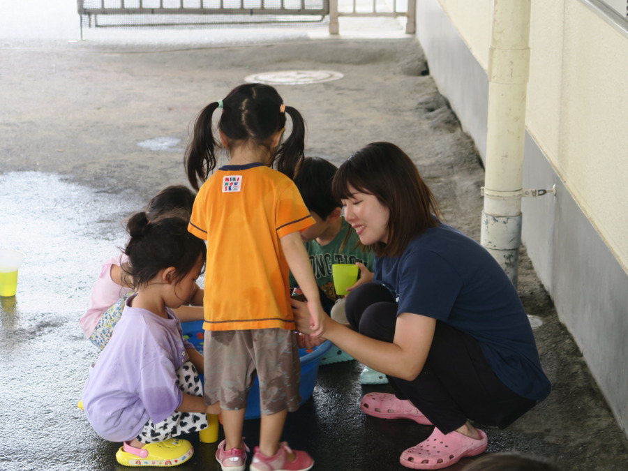 幼保連携型認定こども園 　興望館こども園（保育士の求人）の写真6枚目：多様な保育環境：暑い日は屋根のあるピロティで水遊び。