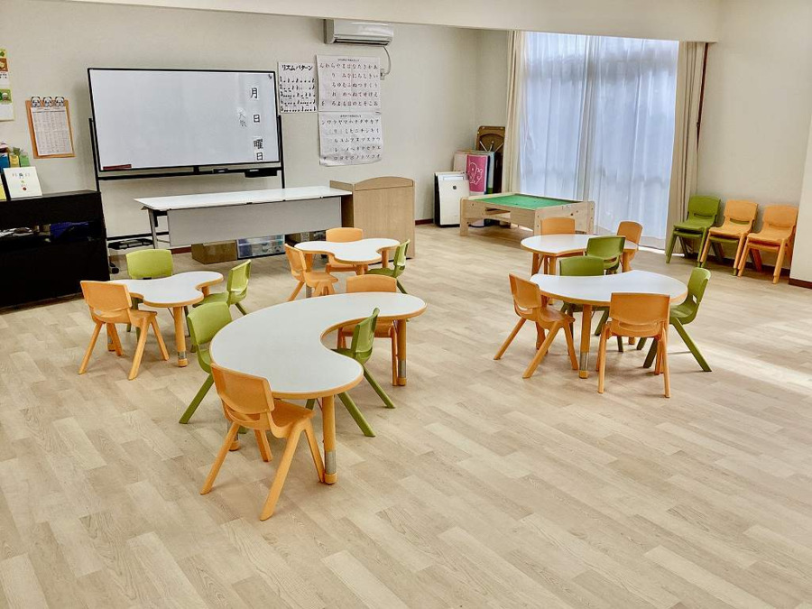 認定こども園 びわこきららこども園(保育士の求人)の写真3枚目:明るく、広い保育室です