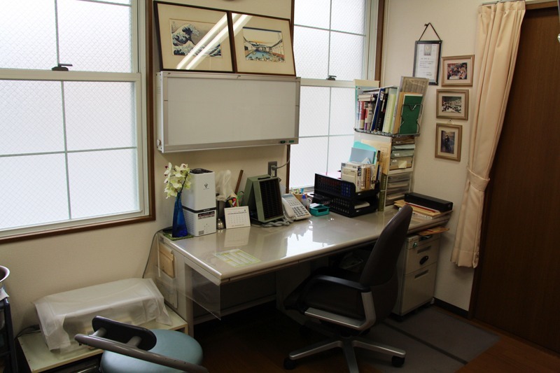 森田医院の写真6枚目:日光が差し込む、あたたかみのある診察室です