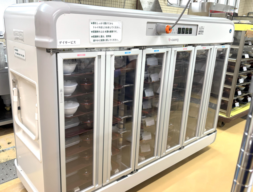 介護老人福祉施設　しょうぶの里（調理師/調理スタッフの求人）の写真4枚目：温冷配膳車