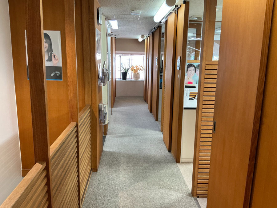 山田歯科(歯科衛生士の求人)の写真7枚目:医院2F
右側に並ぶ個室でDHさんに
メンテナンスをしていただいています。