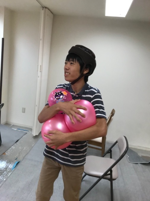 生活介護事業所　コアラハウス（生活支援員の求人）の写真7枚目：誰にもボールは渡さないぞ！！
そんな休憩時間の一コマです☆