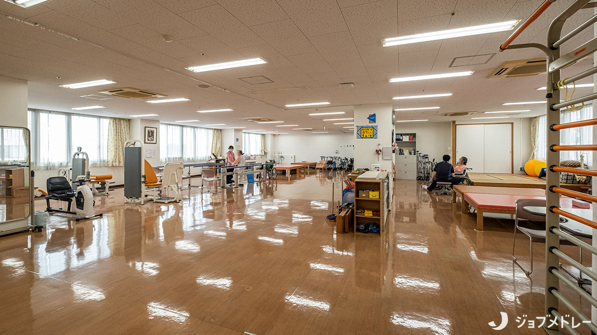 新富士病院（看護師/准看護師の求人）の写真12枚目：開放感のあるリハビリテーション室です