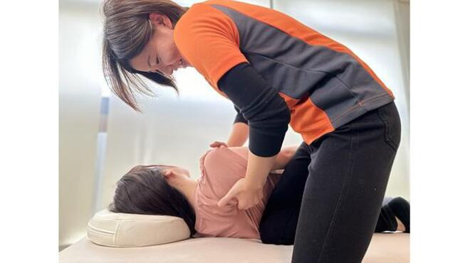 ストレッチ専門店　ストレチックス学園前店【2026年03月オープン予定】（整体師の求人）の写真2枚目：女性トレーナーが半数以上。３０・４０代の方でも体力的にきつい施術は行いません。