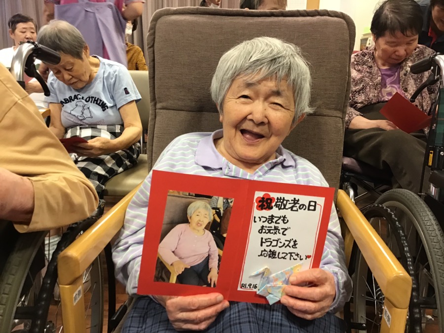 介護付有料老人ホーム　てんぱくの憩の写真2枚目：カードを見て満面の笑み