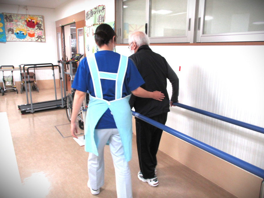 デイサービスセンター 喜びの里鷲宮(介護職/ヘルパーの求人)の写真6枚目:機能訓練の様子