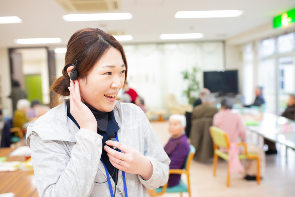 介護老人保健施設あやめ（介護職/ヘルパーの求人）の写真4枚目：インカム・離床センサー付きベッドなどICT機器を積極的に取り入れています。