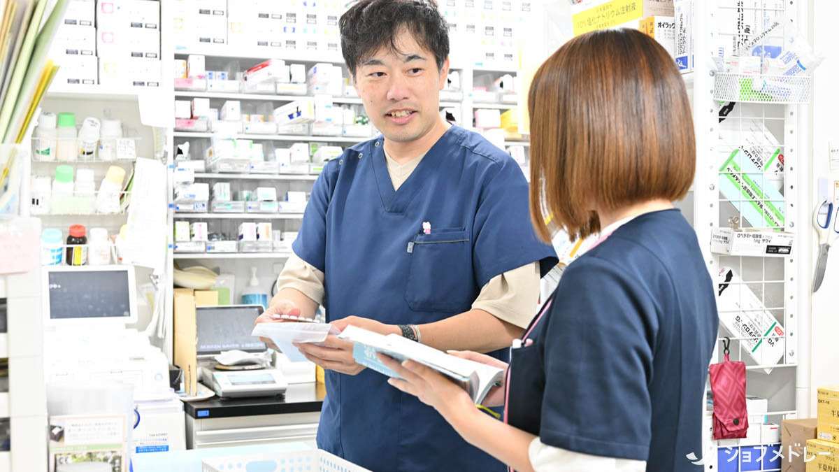 いろり薬局 東長崎店（薬剤師の求人）の写真7枚目：スタッフ同士が協力し合いながら働いています◎