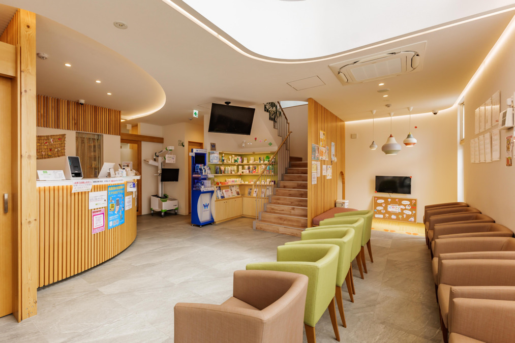 医療法人社団白優会三好プリベント歯科（歯科衛生士の求人）の写真6枚目：待合室は吹き抜けになっておりとても明るく広々とした空間です♪