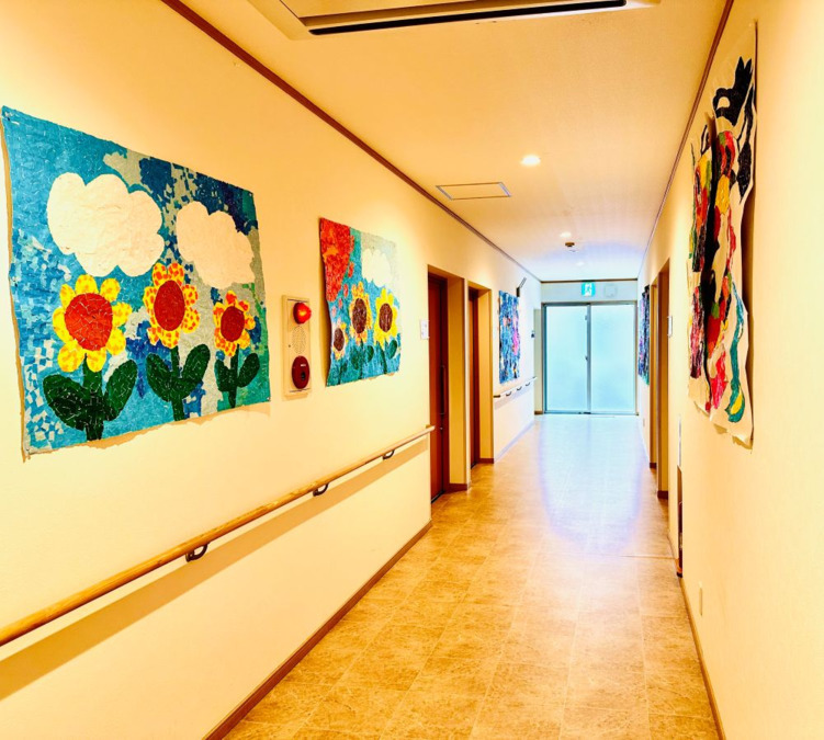 フォンテーヌ相模原陽光台(調理師/調理スタッフの求人)の写真5枚目:広々とした明かり差し込む廊下