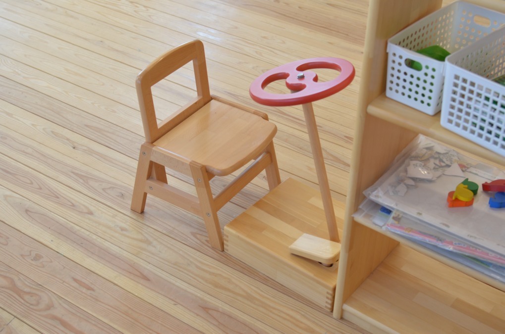 ししのこ保育園市川（保育士の求人）の写真4枚目：木製玩具もいろいろあります。