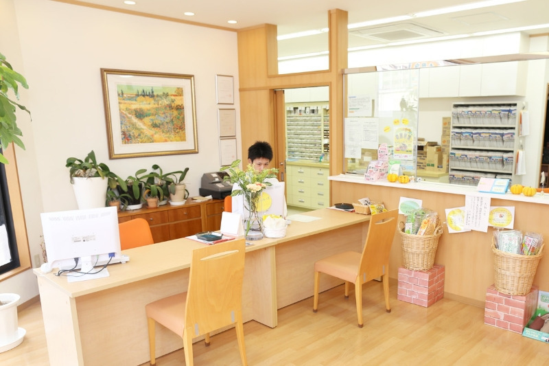 野間薬局 仲原店（薬剤師の求人）の写真2枚目：野間薬局 仲原店の服薬カウンター