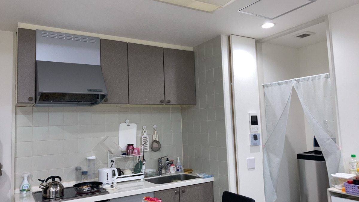 訪問介護ステーションケアリーチ(介護職/ヘルパーの求人)の写真5枚目:休憩室にはキッチンや洗濯機も完備!