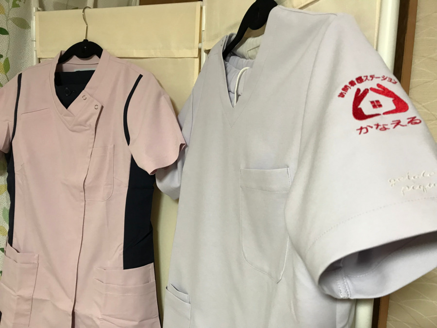 訪問看護ステーション かなえる（看護師/准看護師の求人）の写真3枚目：制服は毎日着用するものだから、こだわりのジェアラートピケ！着心地抜群。