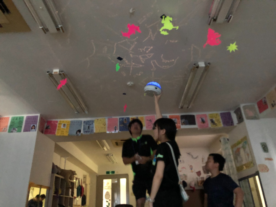 放課後等デイサービスおともだちの写真2枚目：室内活動でプラネタリウムをしました。