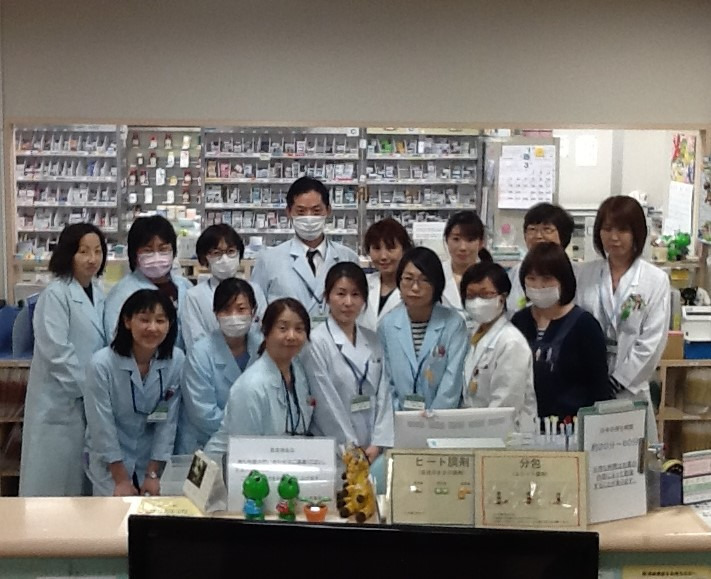 小茂根白十字薬局の写真2枚目：多数のスタッフがいてお互いにフォローしあっています。