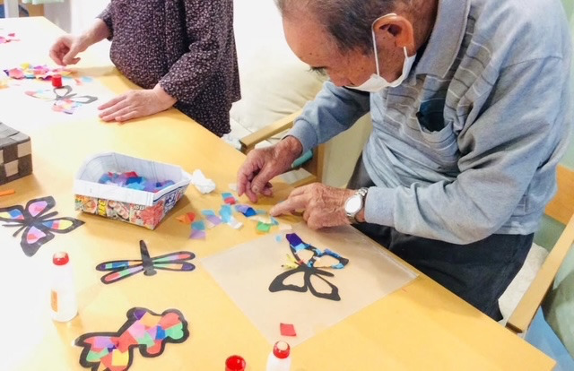 リハリズムビレッジ白石蔵王　リハリズムの写真6枚目：手先を動かし認知症予防。皆さん、集中しています。