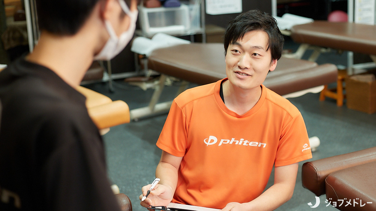 本千葉ありがとう整骨院(鍼灸師の求人)の写真7枚目:カウンセリングを行っています