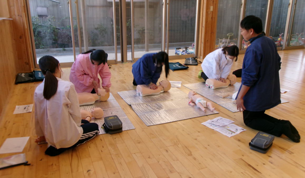 笠寺幼児園（保育補助の求人）の写真15枚目：安全な保育のために、職員も学び続けています。