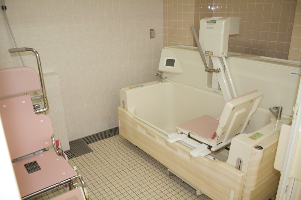 ゆうゆう未来館小牧（介護職/ヘルパーの求人）の写真4枚目：ゆうゆう未来館小牧の機械浴です。