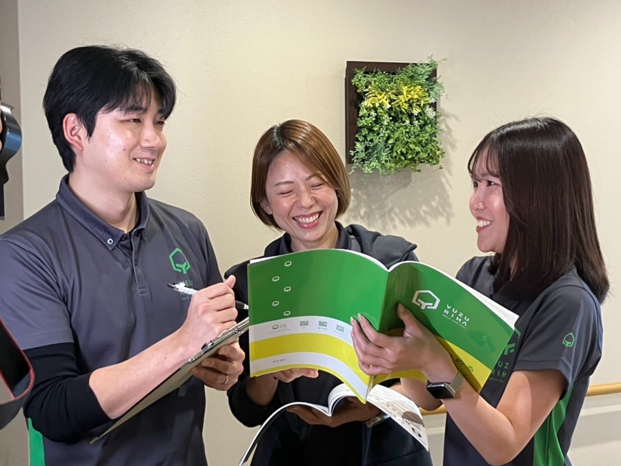 リハビリフィットネスゆずりは　狛江喜多見（介護職/ヘルパーの求人）の写真11枚目：職場は和気あいあいとした明るい雰囲気。人想いで優しいスタッフばかりです♪