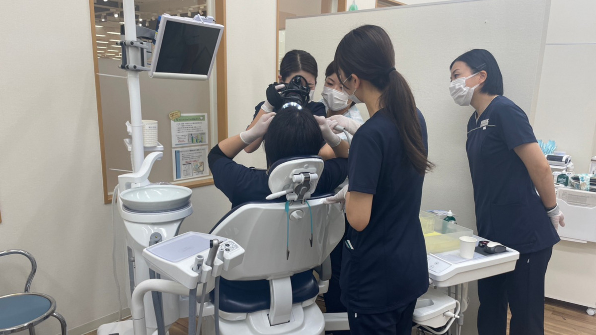 スマイルステーション　イオン入間歯科（歯科衛生士の求人）の写真7枚目：勉強会風景②